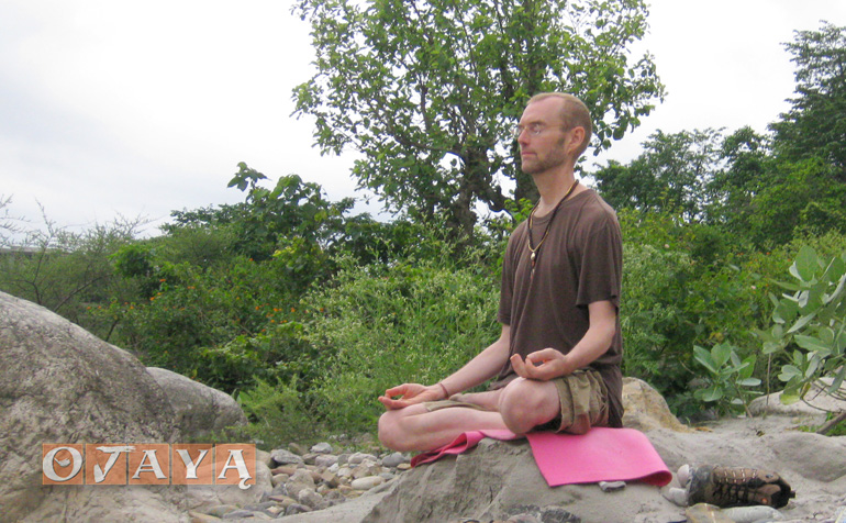 Sukaishi David meditates on banks of Ganges