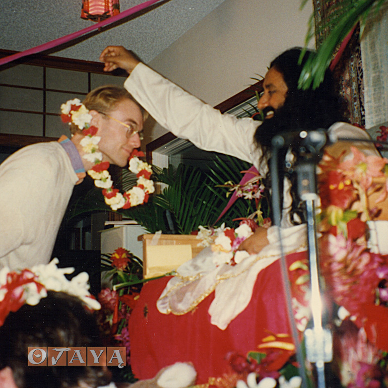 Sri Sri Ravi Shankar garlands Sukaishi David, Kauai, Hawaii 1996