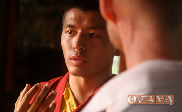 Sukaishi David chats with Buddhist monk